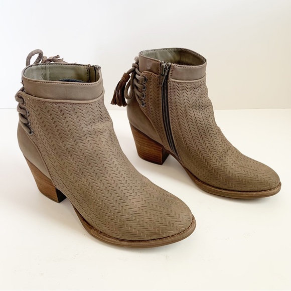 Roxy Devon Ankle Bootie, Taupe, Size 6.5 - Picture 2 of 8